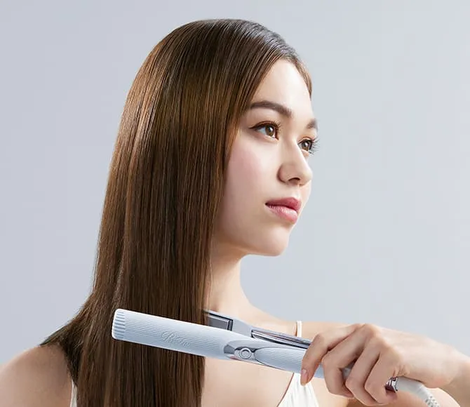 リファストレートアイロンを使うロングヘアの女性
