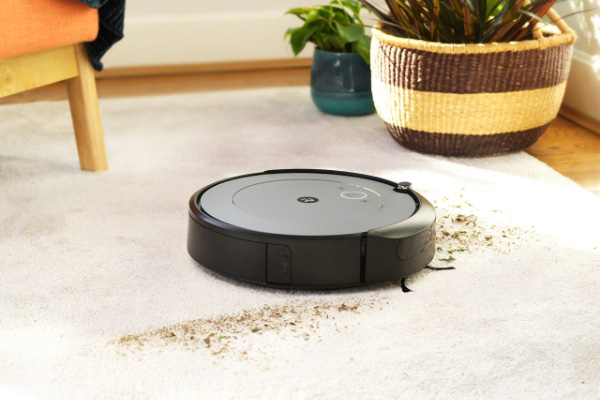 部屋を掃除するルンバ