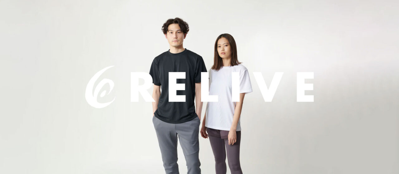 リライブシャツを着ている男女2人