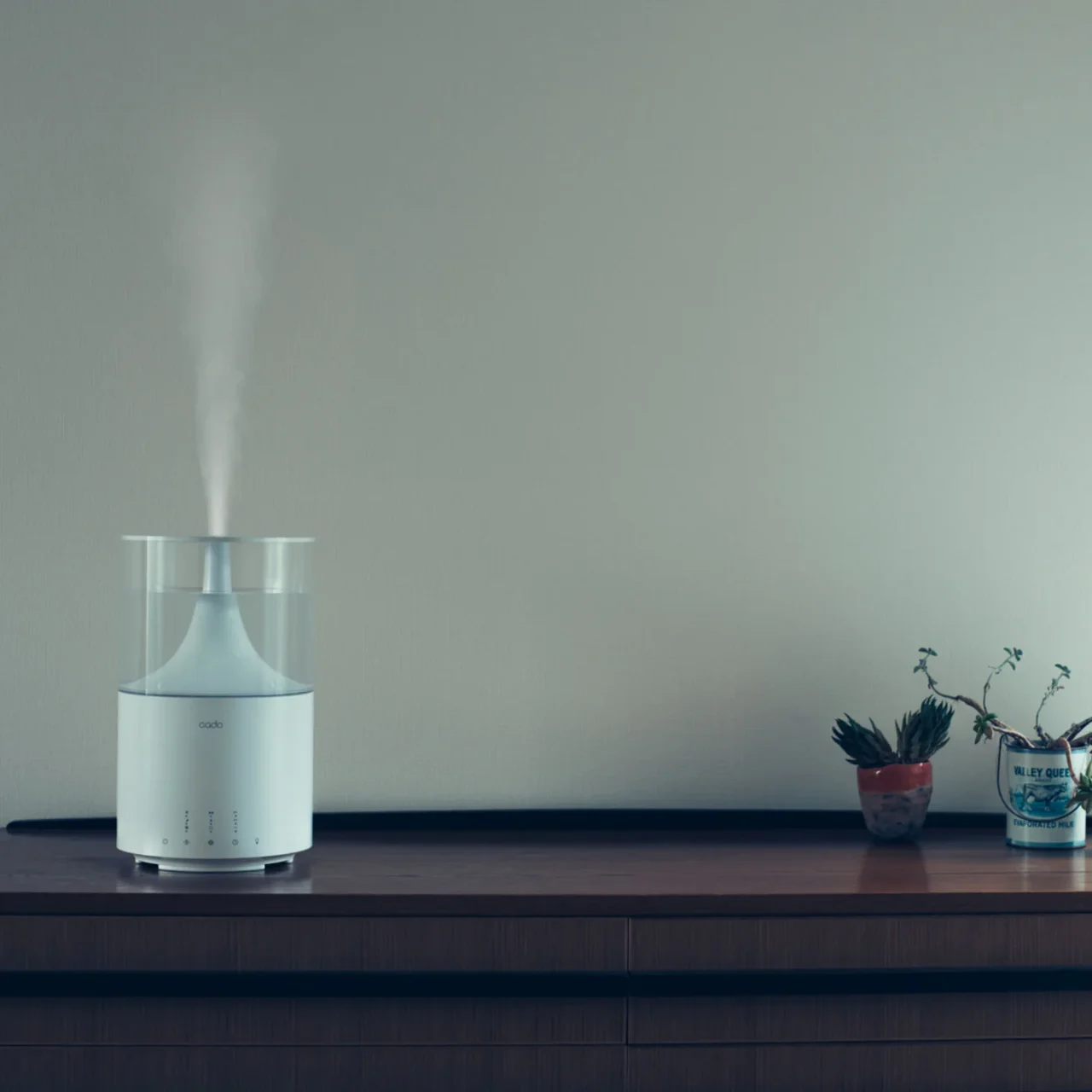 カドーの加湿器STEM350、霧がでている写真。