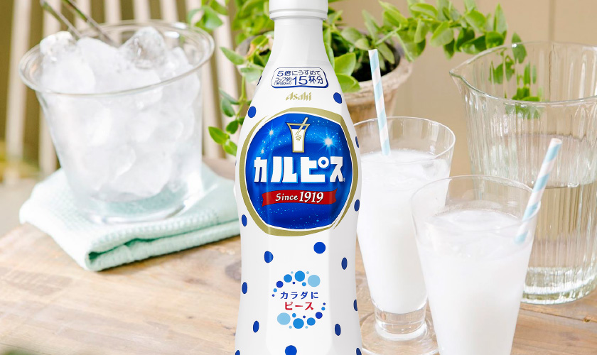 カルピスのボトルとグラスの写真