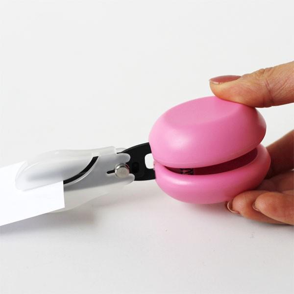 紙を切るcastaはさみ