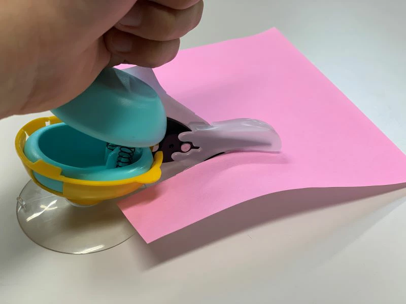 テーブルに固定され紙を切るcasta