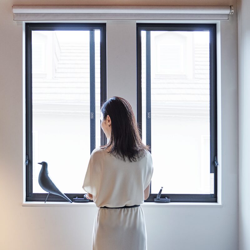 YKK APのクリアネットと女性の写真。