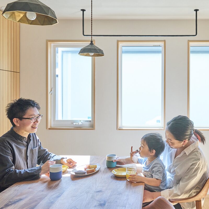 YKK APのクリアネットと食卓を囲む家族の写真。