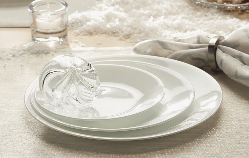 コレールの重ねられた白い食器