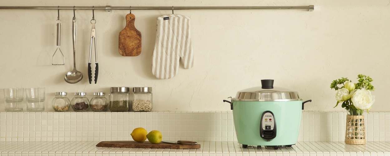 キッチンに置かれたグリーン色の大同電鍋