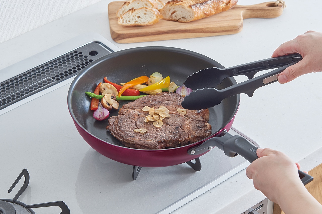サーモスのフライパンで肉を焼く写真