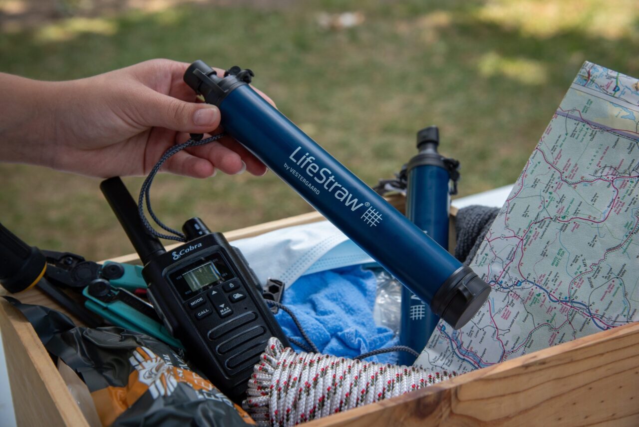 ライフストローを手で持っている写真