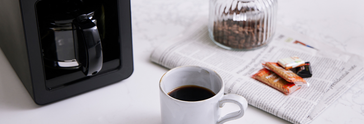 シロカのコーヒーメーカーと新聞の写真