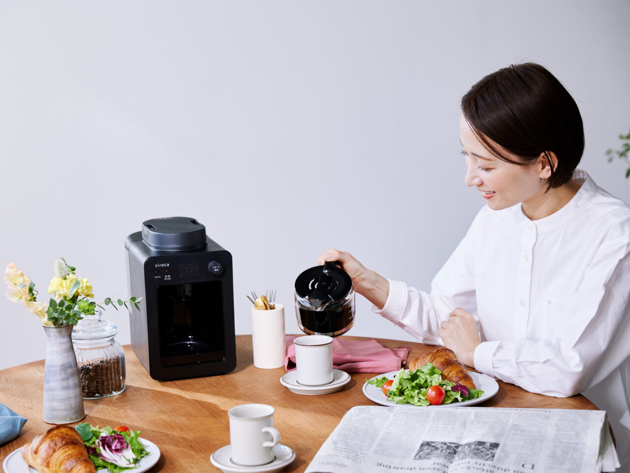 シロカのコーヒーメーカーと女性の写真
