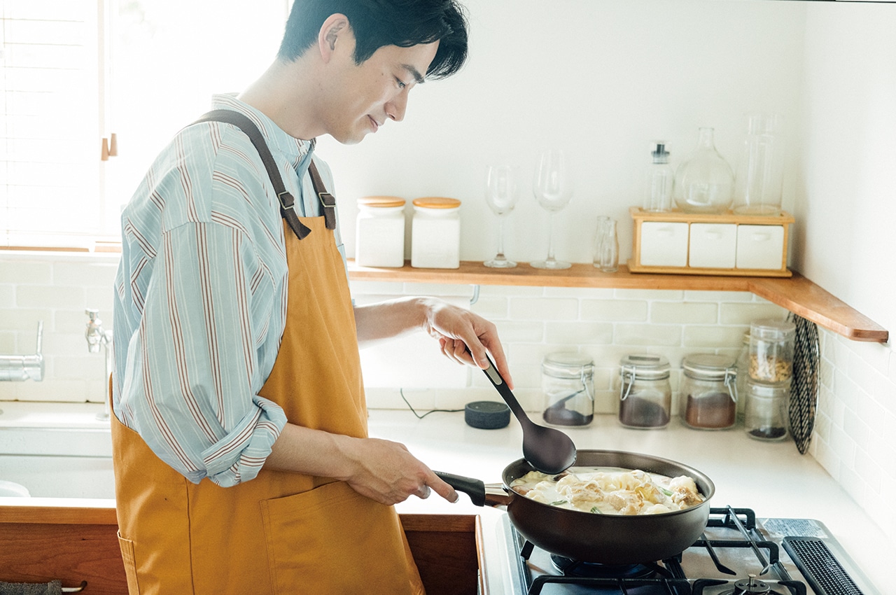 サーモスのフライパンで料理をする男性の写真