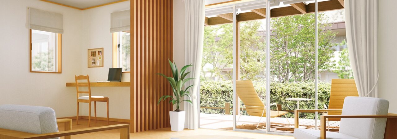 YKK APのクリアネットがある窓辺、リビングルームの写真。